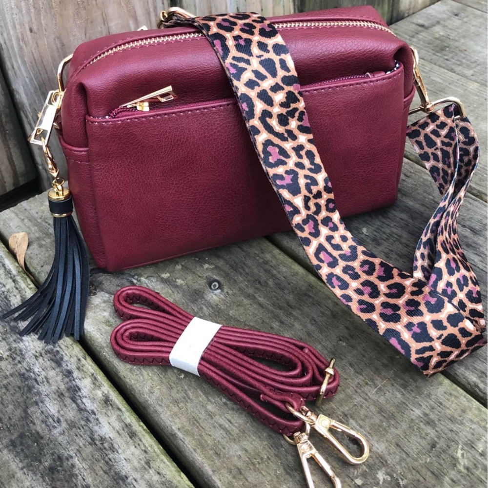 ❤️NEW BURGUNDY FAUX LEATHER MINI CROSSBODY BAG w/ LEOPARD STRAP & TASSEL CHARM❤️
